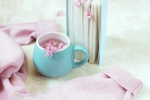 Tasse Mit Getränk Lesezeichen Für Frische Blumen Einem Offenen Buch Stockbild