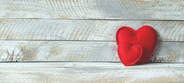 Paar Rote Filzherzen Auf Holzgrund Familienkonzept Valentinstag Liebe Hintergrund Für lizenzfreie Stockbilder