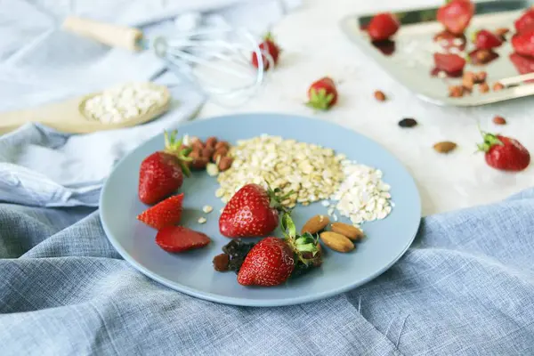 Healthy Breakfast Ingredients Table Strawberries Oatmeal Nuts Light Background — Stock Photo, Image