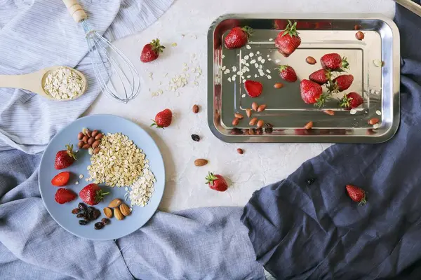 Healthy Breakfast Ingredients Table Strawberries Oatmeal Nuts Light Background — Stock Photo, Image