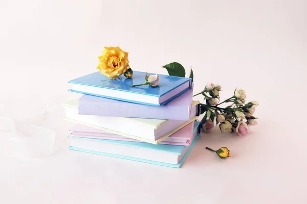 Stack Books Flower Bookmarks Fresh Roses Yellow Pink Pastel Colors Fotos De Bancos De Imagens