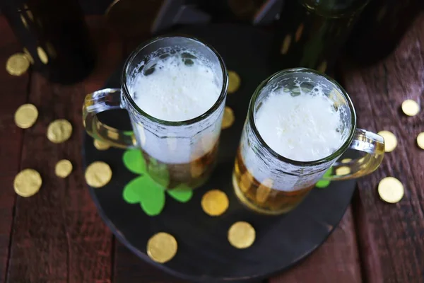 Patrick Day Foamy Beer Glass Mugs Bottle Gold Coins Wooden — стокове фото