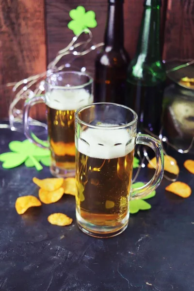 Patrick Günü Cam Bardaklarda Köpüklü Bira Bir Şişe Kraker Altın — Stok fotoğraf