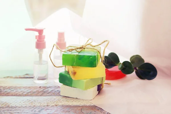 木制桌子上的手工肥皂 香精油和健康的色彩 清洁的概念 身体护理 礼物包装 图库图片