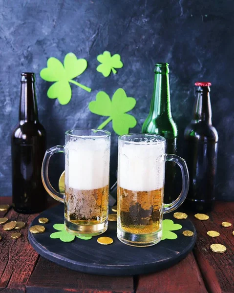 Aziz Patrick Günü Cam Bardaklarda Taze Bira Bir Şişe Altın — Stok fotoğraf
