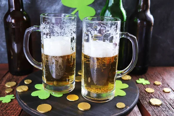 День Святого Патрика Свіже Пиво Скляних Кухлях Пляшка Золоті Монети — стокове фото