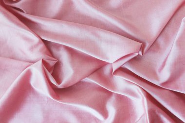 Pembe kumaş, kıvrımlı doğal ipek, üst görünüm, romantik tebrikler için arka plan