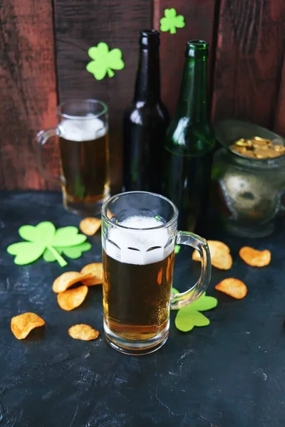 Patrick Day Cam Bardaklarda Köpüklü Bira Bir Şişe Cips Altın — Stok fotoğraf