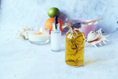 Mavi kil, sitruslar, krem, aromatik yağ, sağlıklı tentürler ve deniz kabukları hafif arka plan, spa, doğal malzemeler, vücut bakımı