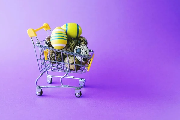 Hračkový Vozík Supermarketu Naplněn Velikonočními Vejci Purpurovém Pozadí Místem Pro — Stock fotografie