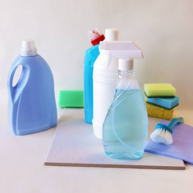 Plastik şişelerdeki sıvı deterjanlar, masadaki ev temizlik ürünleri, hafif arka plan, temizlik, düzen, temizlik, ev teslimatı...