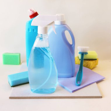 Plastik şişelerdeki sıvı deterjanlar, masadaki ev temizlik ürünleri, hafif arka plan, temizlik, düzen, temizlik, ev teslimatı...