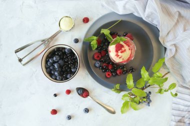 Taze ahududu ve yaban mersini, meyveli kremalı dondurma, hafif arka plan, sağlıklı yemek, doğal tatlı, ev yemeği. 