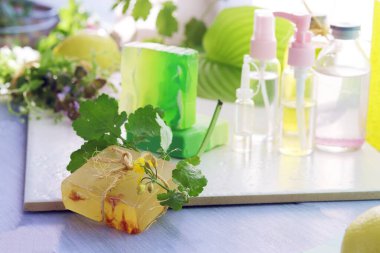 Şifalı bitkiler, doğal sabun, tentür ve ahşap bir masa üzerindeki aromatik yağ, kaplıca, vücut bakımı, alternatif tıp, organik kozmetik