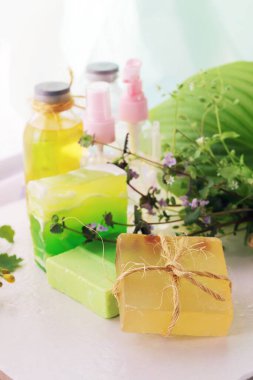 Şifalı bitkiler, doğal sabun, tentür ve ahşap bir masa üzerindeki aromatik yağ, kaplıca, vücut bakımı, alternatif tıp, organik kozmetik