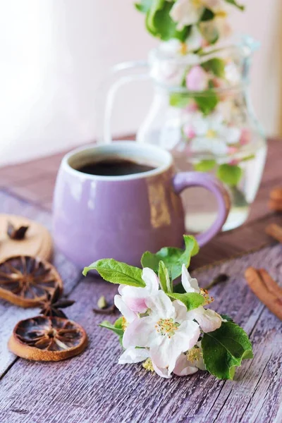 Kopje Koffie Specerijen Appelboom Bloemen Een Houten Tafel Ontbijt Lente — Stockfoto