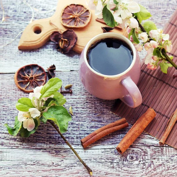 Kopje Koffie Specerijen Appelboom Bloemen Een Houten Tafel Ontbijt Lente — Stockfoto