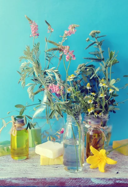 Sträuße Und Tinkturen Von Heilkräutern Glasgefäßen Seife Auf Einem Holztisch — Stockfoto