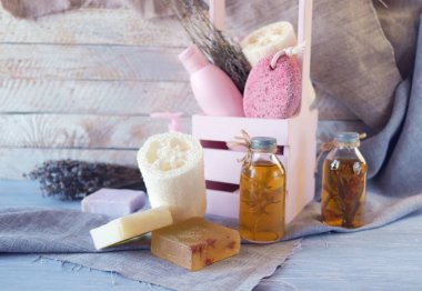 Vücut bakımı ve temizlik için hijyen ürünleri, sağlıklı yağlar ve tentürler, kutuda bir buket lavanta çiçeği, ahşap bir arka plan, spa, doğal malzemeler.