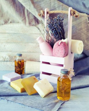 Vücut bakımı ve temizlik için hijyen ürünleri, sağlıklı yağlar ve tentürler, kutuda bir buket lavanta çiçeği, ahşap bir arka plan, spa, doğal malzemeler.