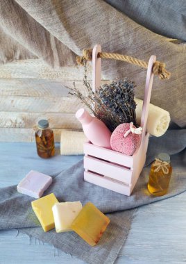 Vücut bakımı ve temizlik için hijyen ürünleri, sağlıklı yağlar ve tentürler, kutuda bir buket lavanta çiçeği, ahşap bir arka plan, spa, doğal malzemeler.