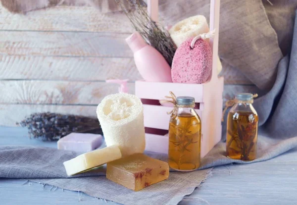 Vücut bakımı ve temizlik için hijyen ürünleri, sağlıklı yağlar ve tentürler, kutuda bir buket lavanta çiçeği, ahşap bir arka plan, spa, doğal malzemeler.