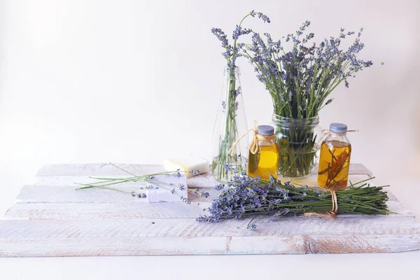 Bouquet Von Lavendelblüten Seife Sahne Und Aromaöl Auf Dem Tisch — Stockfoto