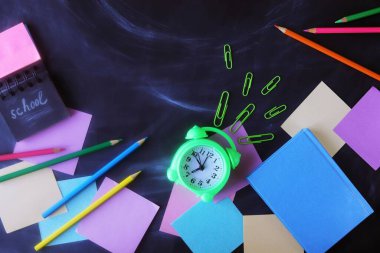 Kağıt ve kitaplar, arka plandaki kalemler, öğrenme, eğitim, okula dönüş, tatiller.