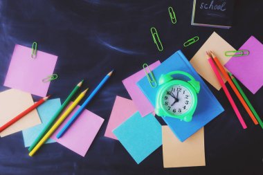 Kağıt ve kitaplar, arka plandaki kalemler, öğrenme, eğitim, okula dönüş, tatiller.