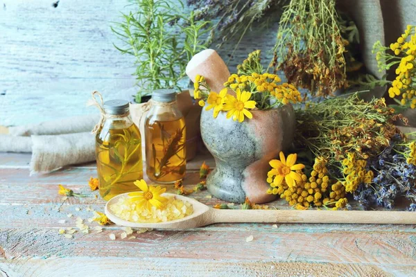 Nuttige Planten Oliën Tincturen Lavendelbloemen Rozemarijn Een Houten Achtergrond Natuurlijke — Stockfoto