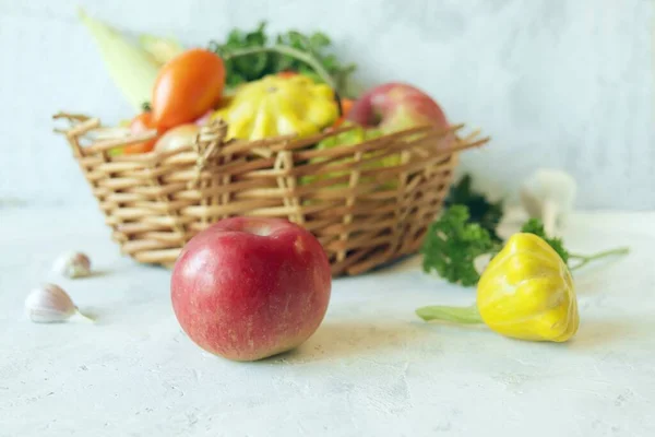 Λαχανικά Φρούτα Και Λαχανικά Ψάθινο Καλάθι Στο Τραπέζι Εποχή Συγκομιδής — Φωτογραφία Αρχείου