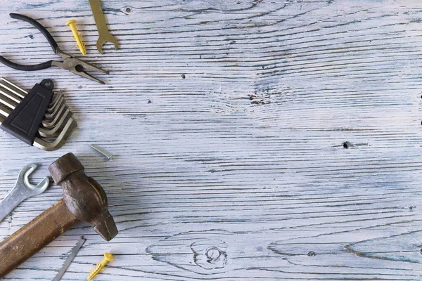 Kaliteli metal aletler, Babalar Günü, ahşap bir arka planda, üst manzara, düz bir şekilde, boşluğu kopyala