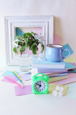 Okula, çalar saate, elma ağacına çiçek buketine, kitap yığınına, çaya, masaya, eğitime, tatil zamanına