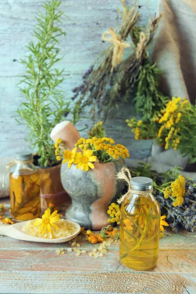 Nuttige Planten Oliën Tincturen Lavendelbloemen Calendula Viooltjes Rozemarijn Een Houten — Stockfoto