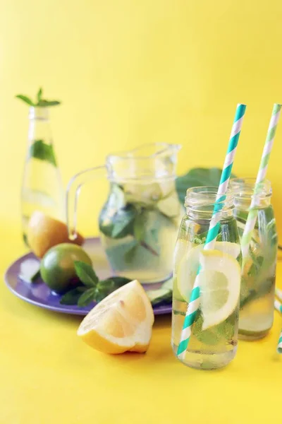 Nützlicher Cocktail Aus Zitronenscheiben Limetten Minzblättern Glasflaschen Auf Gelbem Hintergrund — Stockfoto