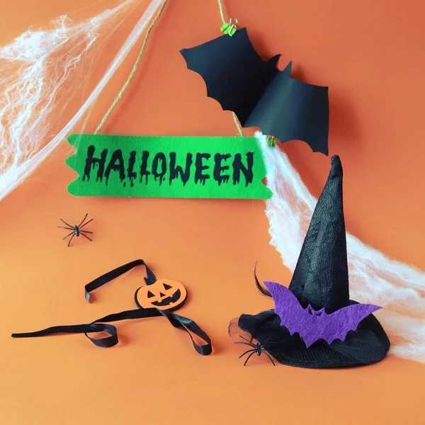 Halloween Hexenhut Spinnen Dekorationen Für Den Feiertag Vor Dem Hintergrund — Stockfoto