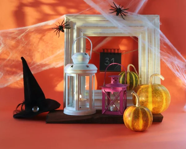 Halloween Eine Laterne Mit Brennender Kerze Kürbisse Ein Hexenhut Vor — Stockfoto
