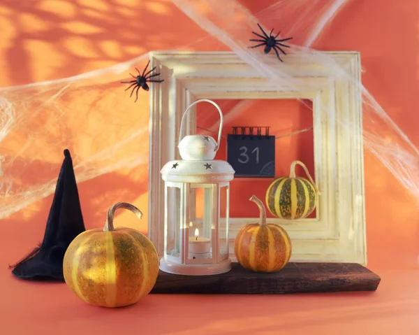 Halloween Eine Laterne Mit Brennender Kerze Kürbisse Ein Hexenhut Vor — Stockfoto