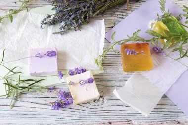 Lavanta çiçekleri, sabun, yağlar ve tentürler, ahşap bir arka planda, doğal malzemeler, alternatif tıp