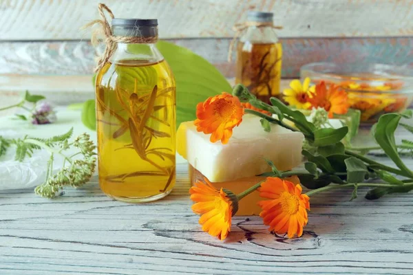 Caléndula Flores Jabón Aceites Tinturas Sobre Fondo Madera Ingredientes Naturales — Foto de Stock