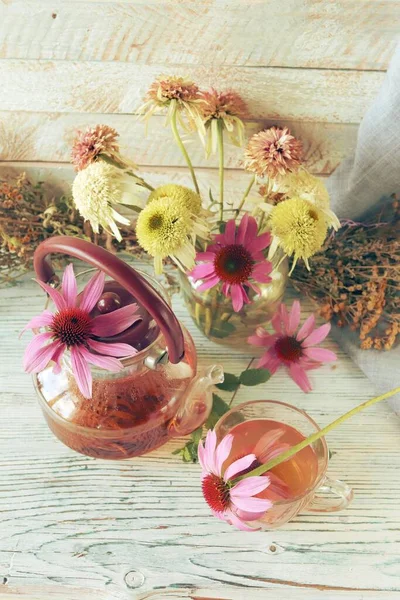 Tee Aus Frischen Sonnenhut Und Minzblüten Auf Einem Holztisch Vor — Stockfoto