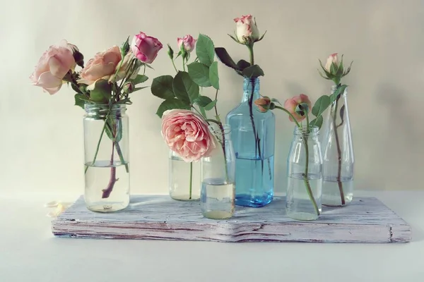 Frische Rosa Rosen Gläsernen Transparenten Vasen Blumen Für Romantische Grüße — Stockfoto