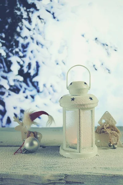 Natal Lanterna Branca Com Uma Vela Acesa Uma Mesa Madeira — Fotografia de Stock