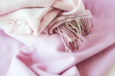 Kaşmir doku, doğal yün, katlanmış pembe kaşmir atkı, üst görünüm, sıcaklık ve kış konforu kavramı. 