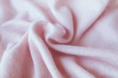 Kaşmir doku, doğal yün, katlanmış pembe kaşmir atkı, üst görünüm, sıcaklık ve kış konforu kavramı. 