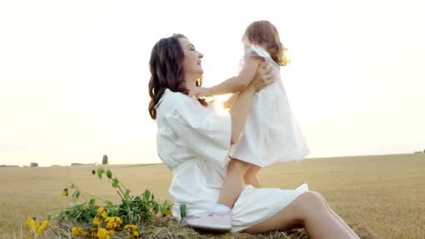 Llevar a mamá y lindo niño pasar tiempo libre juntos en el campo en la naturaleza. — Vídeos de Stock