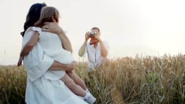 Gülümseyen ebeveynlerin ve sevimli neşeli çocukların olduğu yaz tatili, tasasız bir çocukluk.