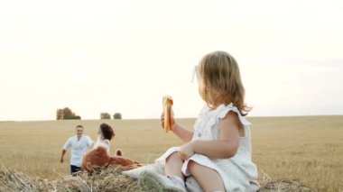 Anne, baba ve güzel kızın neşeli güneşli günü, birlikte dinlenme..