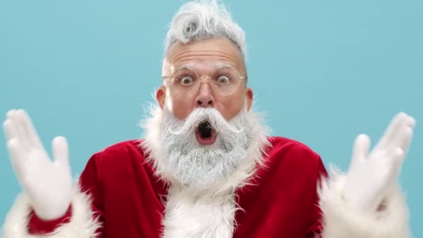 Sinterklas terkejut, terkejut dengan emosi, ekspresi wajah pada hari libur Tahun Baru — Stok Video