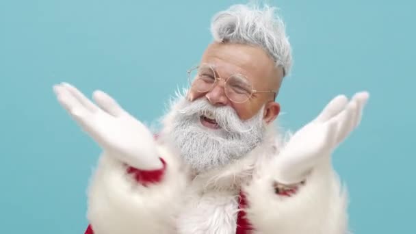 Zaskoczony emocje szczęśliwy podekscytowany zdumiony Święty Mikołaj krzyczy, radosna reakcja — Wideo stockowe